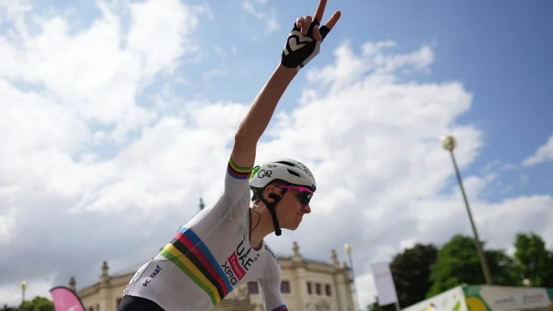 Immer im Mittelpunkt: Weltmeister Tadej Pogacar - © Thibault Camus/AP/dpa