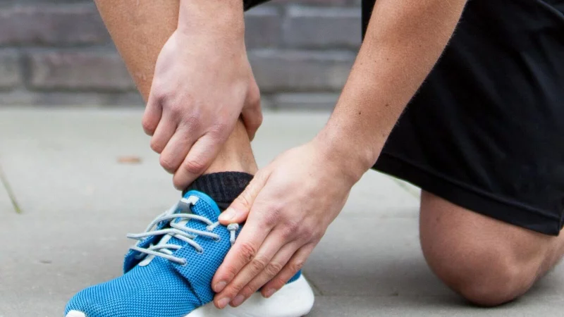 Kein Bagatellunfall: Knickt der Fu&szlig; um, k&ouml;nnen Au&szlig;enb&auml;nder &uuml;berdehnen oder rei&szlig;en. - &copy; Christin Klose/dpa-tmn