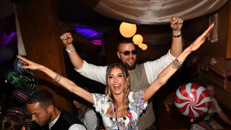 Cathy Hummels und Rapper Kollegah feiern im Cafe Kaiserschmarren. - &copy; Felix H&ouml;rhager/dpa