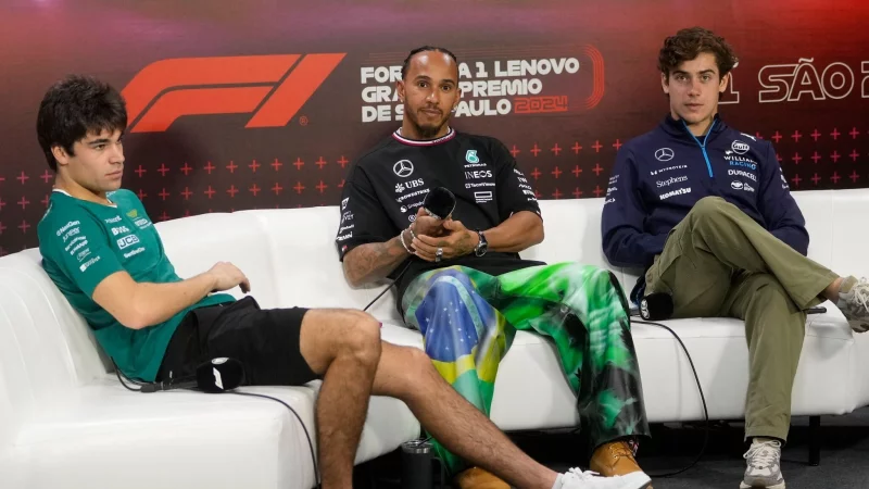 Lewis Hamilton (m) nahm Franco Colapinto (r) in seinem Flieger mit. - &copy; Andre Penner/AP