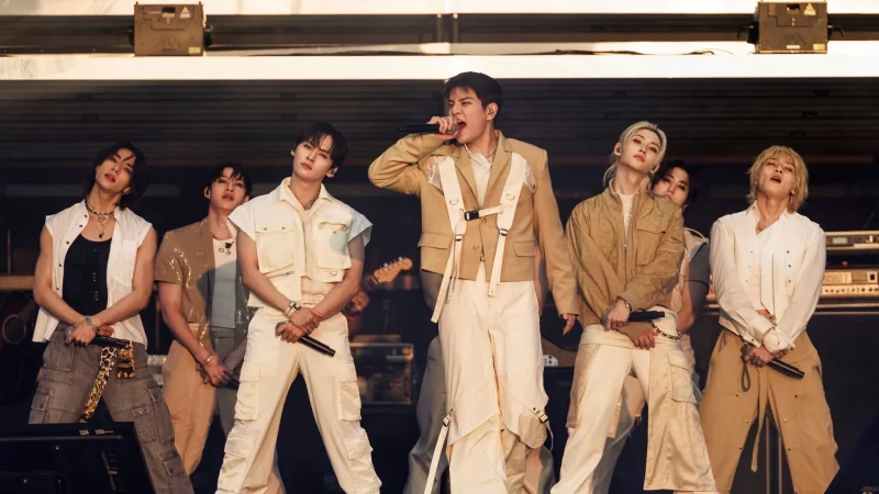 Die K-Pop Band Stray Kids ist in dieser Woche mit dem Album «Karma» neu eingestiegen auf die Eins. (Archivbild) - © Vianney Le Caer/Invision/AP