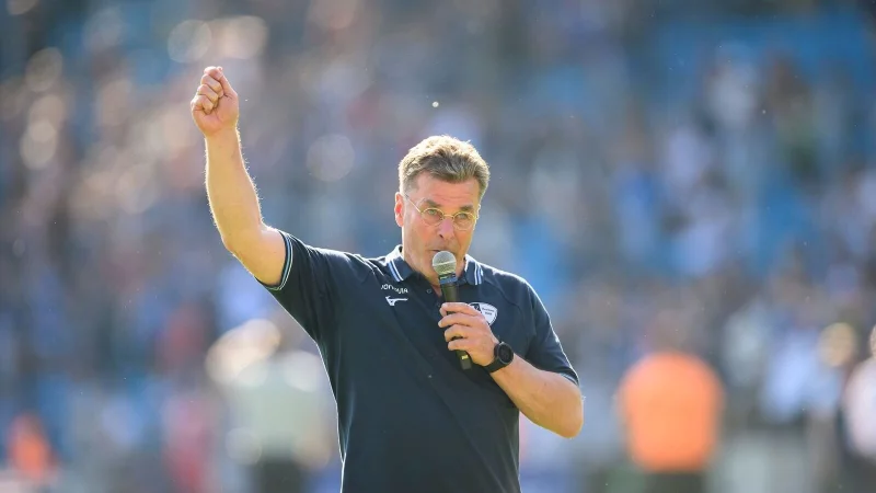 Sprach nach dem Spiel emotional zu den Fans: Bochums Trainer Dieter Hecking. - © Anke Waelischmiller/dpa