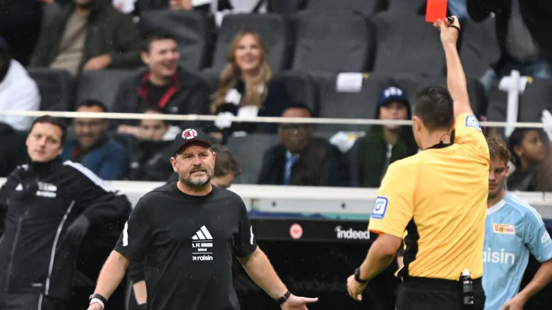 Steffen Baumgart sieht in einer hektischen Schlussphase Rot. - &copy; Arne Dedert/dpa