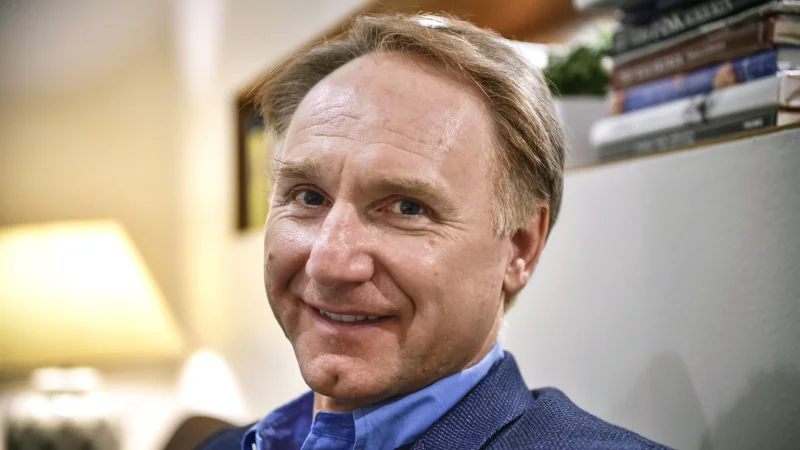 Der Autor Dan Brown hat durchaus Sympathien für Elon Musk. (Archivbild) - © Emmi Korhonen/Lehtikuva/dpa