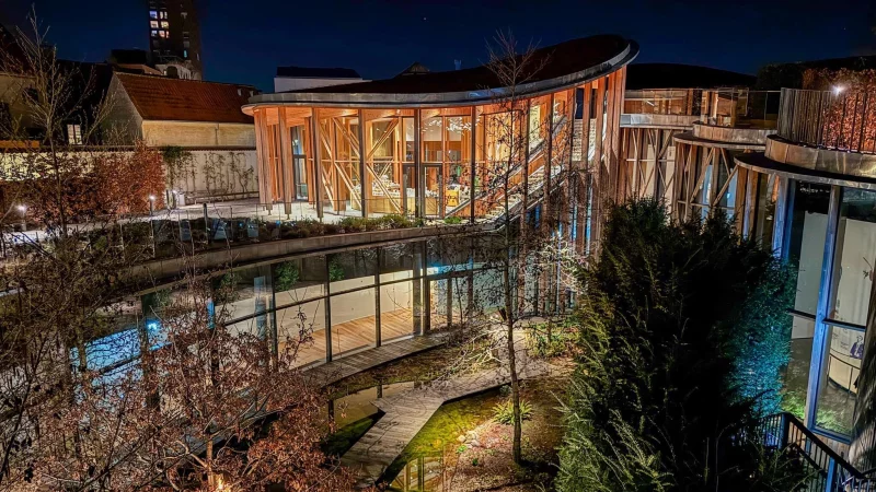 Moderne Architektur von Kengo Kuma: das Hans-Christian-Andersen-Haus in Odense. - &copy; Wolfgang Stelljes/dpa-tmn