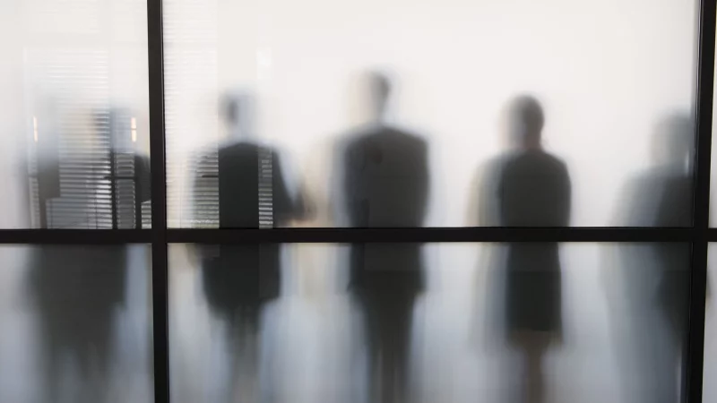 Mobbing wirkt sich nicht nur auf das Befinden und die Gesundheit der Betroffenen aus, sondern auch auf das Zusammenleben im Betrieb. - © Sebastian Kahnert/dpa/dpa-tmn