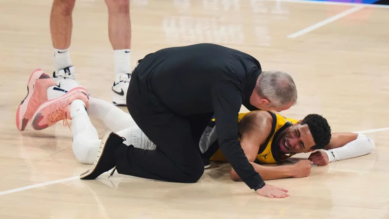 Haliburton schien sofort nach dem Aufprall zu wissen, wie schwer seine Verletzung ist. - © Nate Billings/AP/dpa