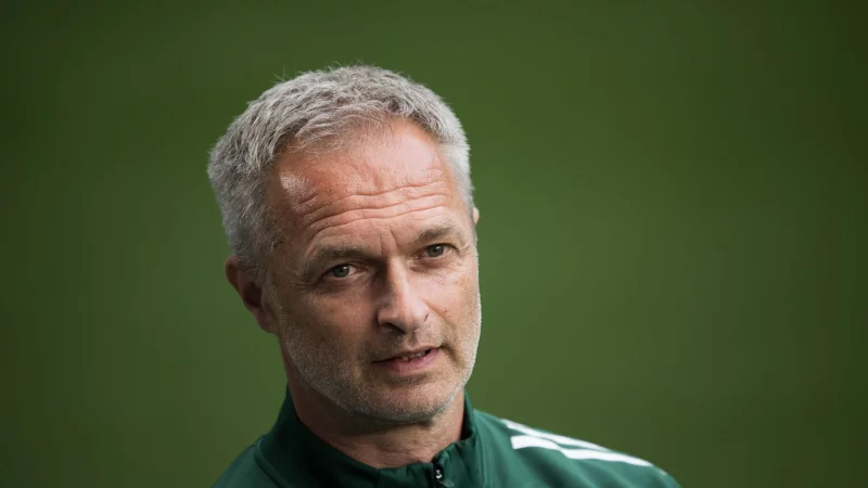 Frauen-Bundestrainer Christian Wück geht optimistisch in die EM. - © Sebastian Christoph Gollnow/dpa