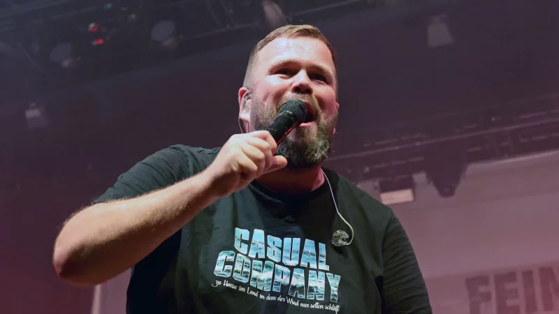 Jan &laquo;Monchi&raquo; Gorkow, Frontmann von Feine Sahne Fischfilet, w&auml;hlt oft deutliche Worte. (Archivbild) - &copy; Bernd W&uuml;stneck/dpa