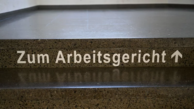Arbeitnehmende k&ouml;nnen gegen eine Verdachtsk&uuml;ndigung vor dem Arbeitsgericht klagen. - &copy; Felix K&auml;stle/dpa/dpa-tmn