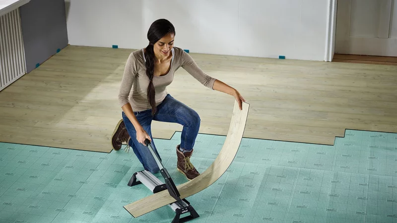 Nach der Trittschalld&auml;mmung kommt der Bodenbelag - wer ihn Zuhause selbst verlegen will, sollte vorgesehene Dehnungsfugen einplanen. - &copy; wolfcraft/DIY Academy/dpa-tmn