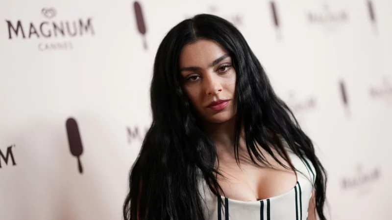 Nun verheiratet: Popstar Charli XCX. (Archivbild) - &copy; Scott A Garfitt/Invision via AP/dpa