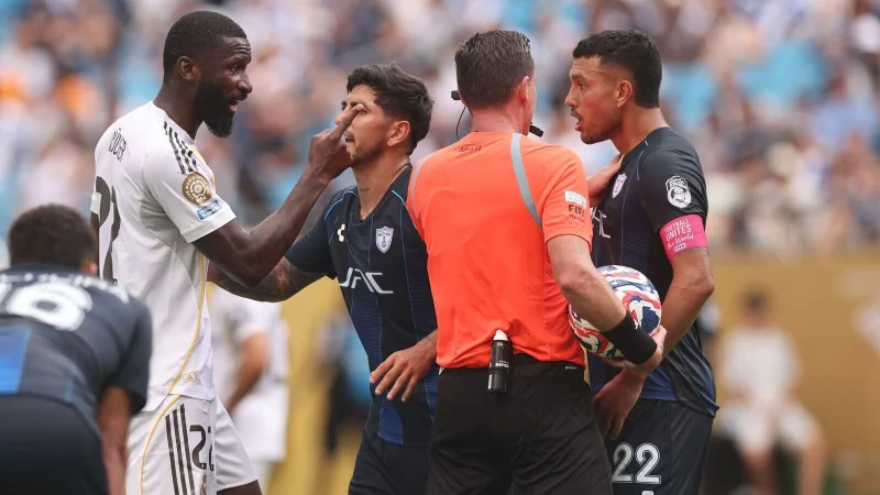 In der Schlussphase ging es zwischen Antonio Rüdiger (l) und Gustavo Cabral (r) hitzig zu. - © David Klein/CSM via ZUMA Press Wire/dpa