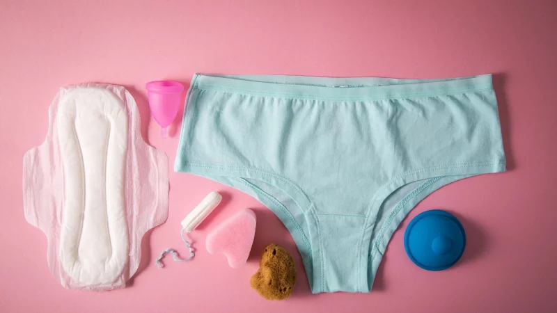 Binde, Slip, Schwamm, Tasse, Tampon: Die Auswahl an Periodenprodukten wird immer gr&ouml;&szlig;er. Und es gibt immer mehr nachhaltigere Optionen. - &copy; Christin Klose/dpa-tmn