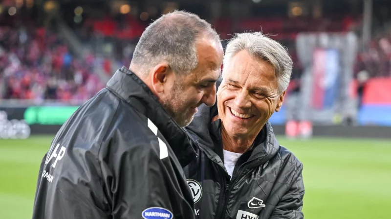 Vorbildliche Trainer-Routiniers: Frank Schmidt (l.) und Horst Steffen - © Harry Langer/dpa