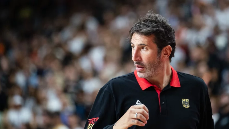 Basketball-Bundestrainer Alex Mumbru kehrt im EM-Achtelfinale zurück. - © Marius Becker/dpa