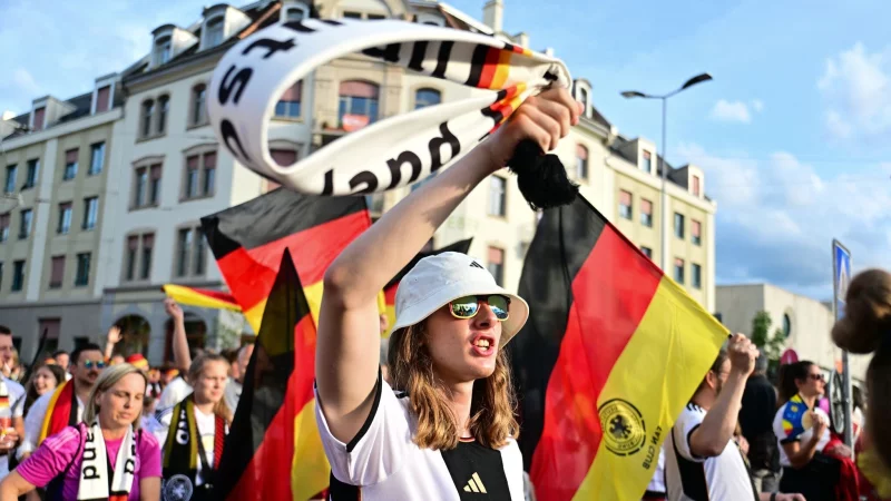 Viel los in der Schweiz: Die Fans strömten in die Stadien. - © Sebastian Christoph Gollnow/dpa