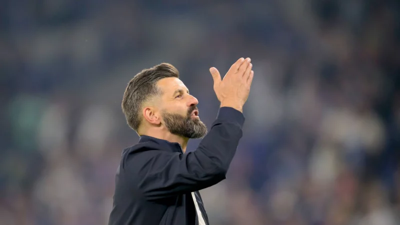 Miron Muslic jubelte nach dem Sieg gegen Bochum den Fans zu. - &copy; Anke Waelischmiller/dpa