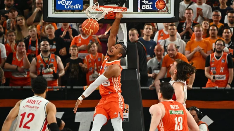 Karim Jallow bejubelt einen Dunk. - © Jan-Philipp Strobel/dpa