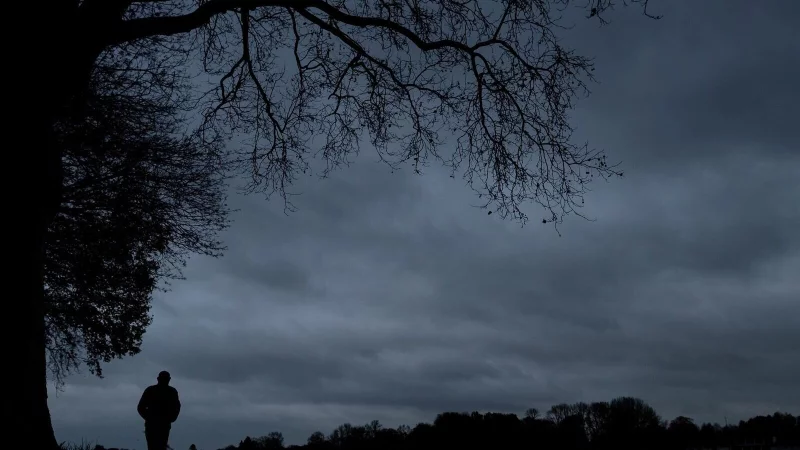 Nur noch graue Wolken? Im Alter leiden viele Menschen - auch unbewusst - unter Depressionen. - © Sina Schuldt/dpa/dpa-tmn