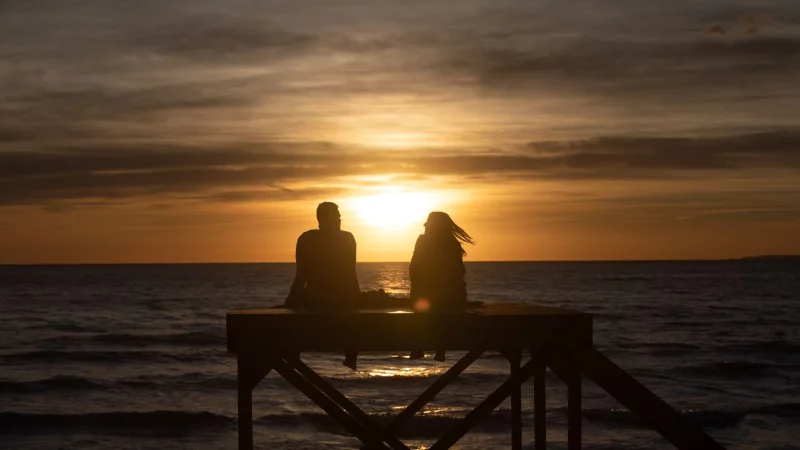 Sonnenuntergang auf Mallorca: Das Mittelmeer liegt weiter hoch im Kurs - und übertrifft die nordischen Länder mit Blick auf die Buchungszahlen um Längen. - © Clara Margais/dpa/dpa-tmn