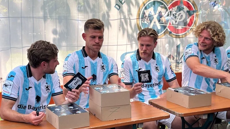 Florian Niederlechner (2.v.l.) und seine Mitspieler freuen sich auf die neue Saison. - © Christian Kunz/dpa