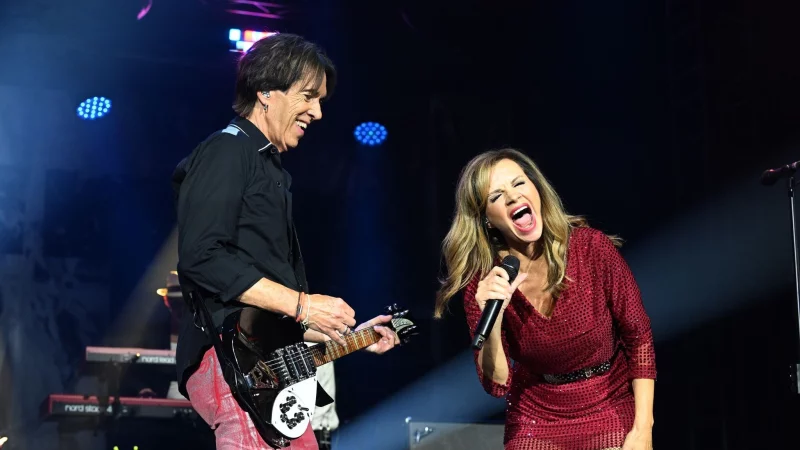 Harmonierten gut miteinander: Roxette-Urgestein Per Gessle und Neuzugang Lena Philipsson. - © Felix Hörhager/dpa