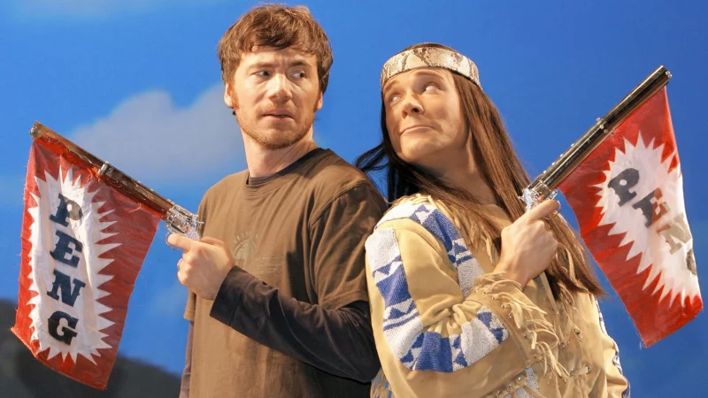 Peng! Comedian Michael «Bully» Herbig (links) im Jahr 2008, als eine Musicalversion seines Films «Der Schuh des Manitu» auf die Bühne kam. (Archivfoto) - © Tim Brakemeier/dpa