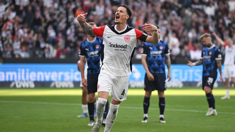 Robin Koch hat seinen Vertrag bei Eintracht Frankfurt bis 2030 verlängert. - © Arne Dedert/dpa