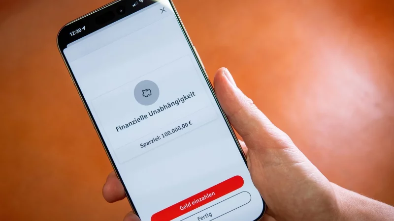 100.000 Euro: Als Sparziel ein guter Anfang. Um sich damit dauerhaft zur Ruhe zu setzen, genügt der Betrag in der Regel aber nicht. - © Nico Tapia/dpa-tmn