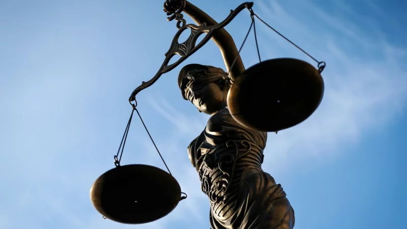 Gericht bestätigt: Ein 14-Jähriger darf Sporttermine am Wochenende dem Besuch beim Vater vorziehen, denn ein erzwungener Umgang ist nicht im Interesse des Kindeswohls. - © David-Wolfgang Ebener/dpa/dpa-tmn