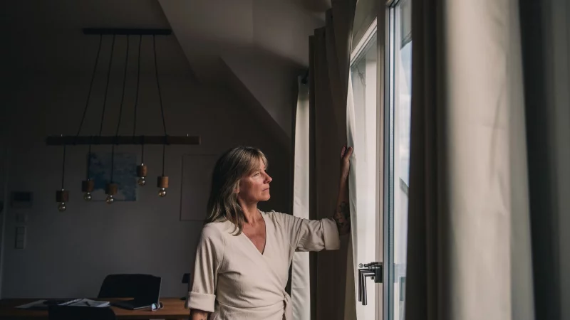 Sie k&ouml;nnen R&auml;ume k&uuml;hl halten und verdunkeln - bei stark reflektierenden Sonnenschutzfolien sollten Sie aber genau &uuml;berlegen, wo sie diese anbringen. - &copy; Zacharie Scheurer/dpa-tmn