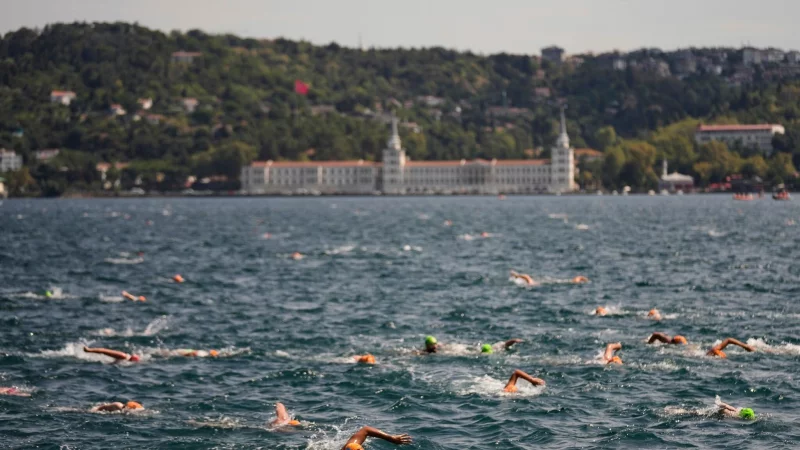 Ein russischer Schwimmer wird im Bosporus vermisst. (Archivbild) - &copy; Khalil Hamra/AP/dpa