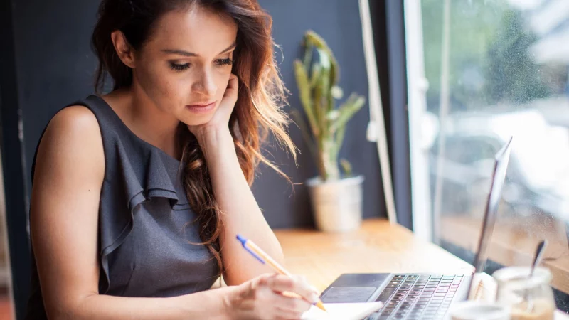 Ursachen ergründen, Werte checken: Vor einem Jobwechsel sollten sich Berufstätige mit ihren Zielen und Wünschen auseinandersetzen. - © Christin Klose/dpa-tmn
