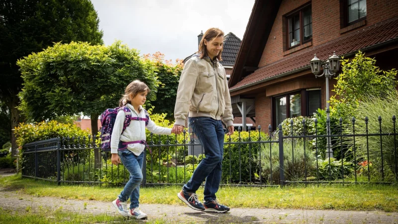 Neuer Ranzen, neue Wege: Da ist es wichtig, dass Eltern ihre Kinder auch im &uuml;bertragenen Sinne vorm Schulstart an die Hand nehmen. - &copy; Christin Klose/dpa-tmn