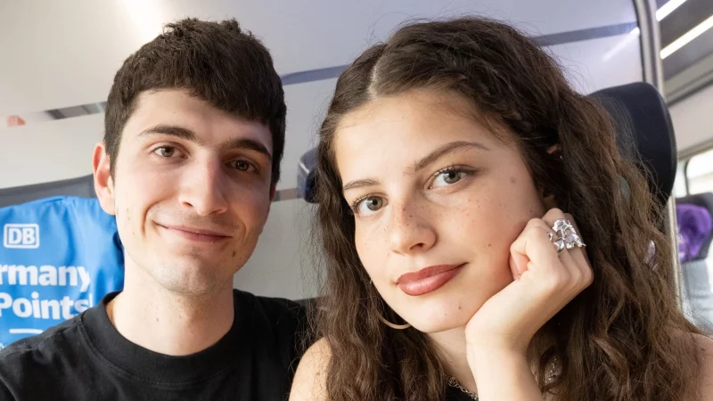 Mit der Deutschen Bahn geht es für das Geschwister-Duo nach Basel. - © Boris Roessler/dpa