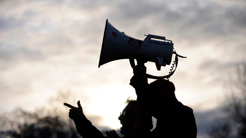 Arbeitgeber dürfen eine Kündigung nicht allein auf die Mitgliedschaft in einer Partei oder Sympathie für sie stützen. - © Marijan Murat/dpa/dpa-tmn