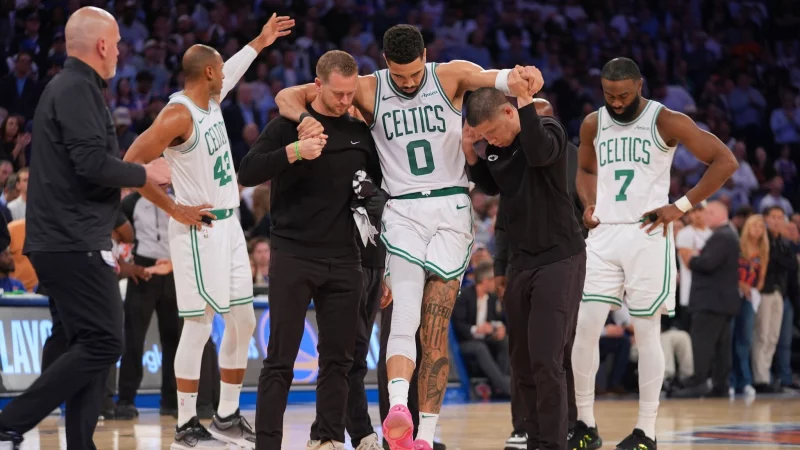 Jayson Tatum konnte beim Verlassen des Spielfeldes sein rechtes Bein nicht belasten. - &copy; Frank Franklin II/AP/dpa