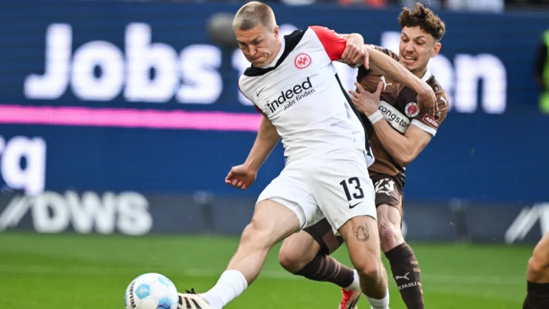 Frankfurts Rasmus Kristensen (l) erzielte nach nur 24 Sekunden die Führung gegen den FC St. Pauli. - © Arne Dedert/dpa