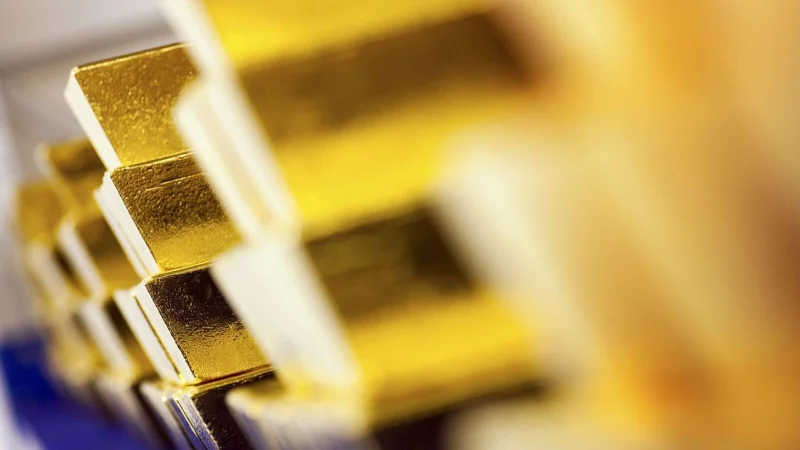 Der Goldpreis liegt derzeit auf einem hohen Niveau. Weil sich die Entwicklung des Edelmetalls oft gegenläufig zu der von Wertpapieren verhält, empfehlen es Experten als Beimischung zur Geldanlage. - © Frank Rumpenhorst/dpa