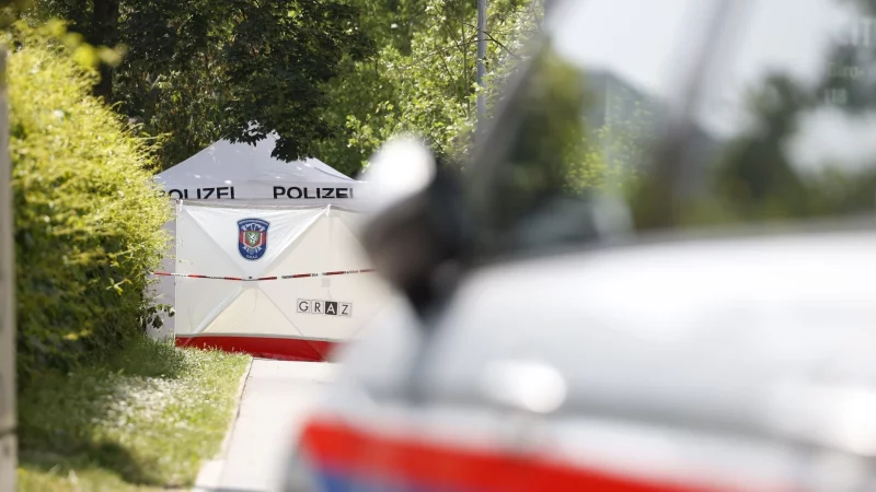 In der Nähe der Schule wurde ein Sichtschutz aufgebaut. - © Erwin Scheriau/APA/dpa