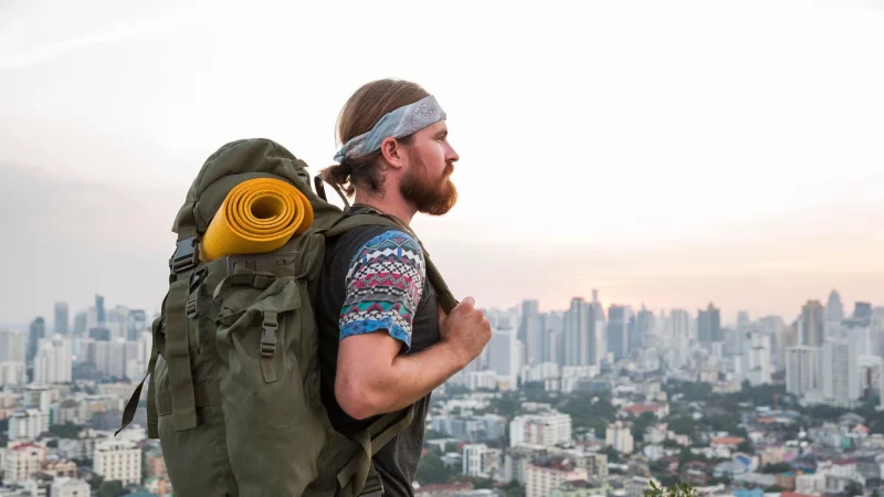 Alles am Mann: Mit Reiserucksäcken sind Urlauber flexibel unterwegs. - © Ivana Kojic/Westend61/dpa-tmn