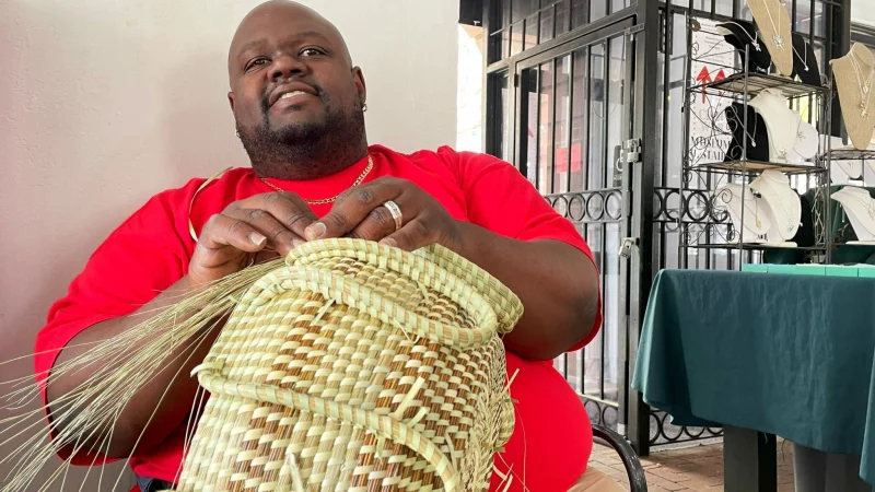 &laquo;Die Schilfgr&auml;ser daf&uuml;r habe ich selbst geerntet und getrocknet&raquo;: Corey Alston beim Korbflechten - &copy; J&ouml;rg Michel/dpa-tmn