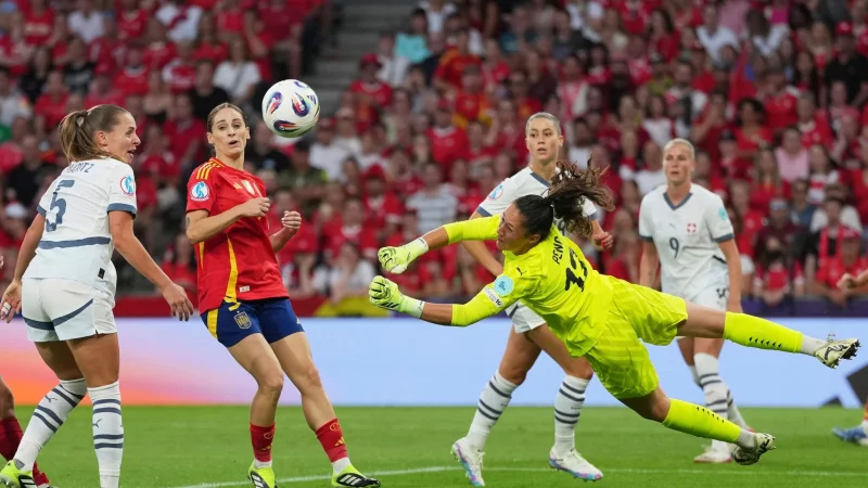 Schöne Flugshow: Schweiz-Torhüterin Livia Peng. - © Martin Meissner/AP/dpa