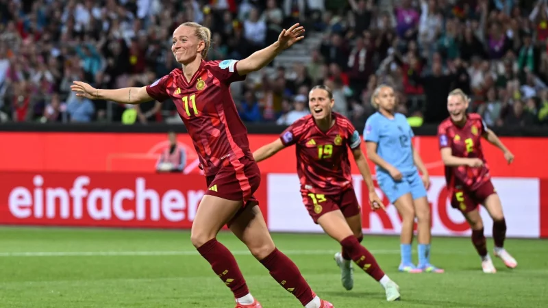 DFB-Torjägerin Lea Schüller lässt sich feiern - © Carmen Jaspersen/dpa