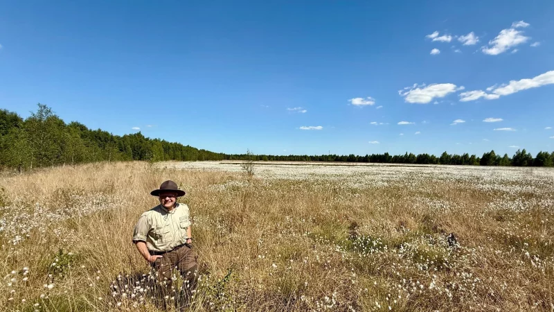 Beiges Hemd, dunkelbraune Hose, breitkrempiger brauner Hut: Andreas Rakers arbeitet als Ranger im Naturpark Moor-Veenland. - &copy; Wolfgang Stelljes/dpa-tmn