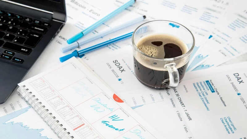 Wer in diesem Jahr Dividendenaktien hält, kann sich freuen: Börsennotierte Unternehmen in Deutschland schütten viele Gewinne aus. Aber Achtung: Die Erträge müssen versteuert werden. - © Christin Klose/dpa-tmn