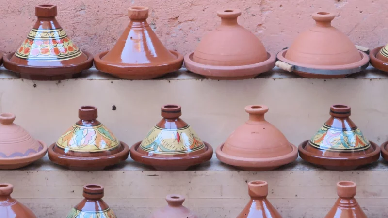 Sch&ouml;n und n&uuml;tzlich? Urlaubskeramik ist als Souvenir beliebt, allerdings k&ouml;nnen Glasuren und Farben auf Geschirr ein gesundheitliches Risiko bedeuten. - &copy; Daniela David/dpa-tmn