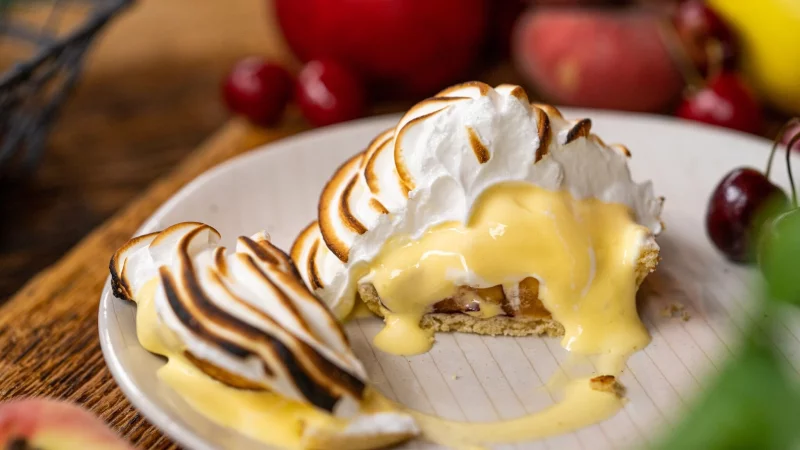 Der Eischnee des Eistörtchens sieht nach dem Grillen herrlich flambiert aus und schützt das Eis beim dreiminütigem Grillen vor dem Schmelzen. Das passiert dann erst auf dem Teller. - © Marian Moschen/Mann backt/dpa-tmn