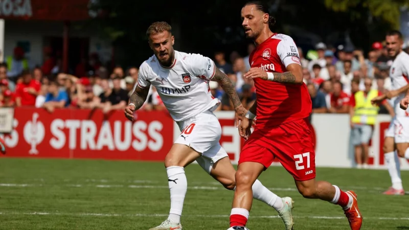 Mühelos in Runde zwei: Niklas Dorsch (l.) mit Heidenheim. - © Philipp von Ditfurth/dpa